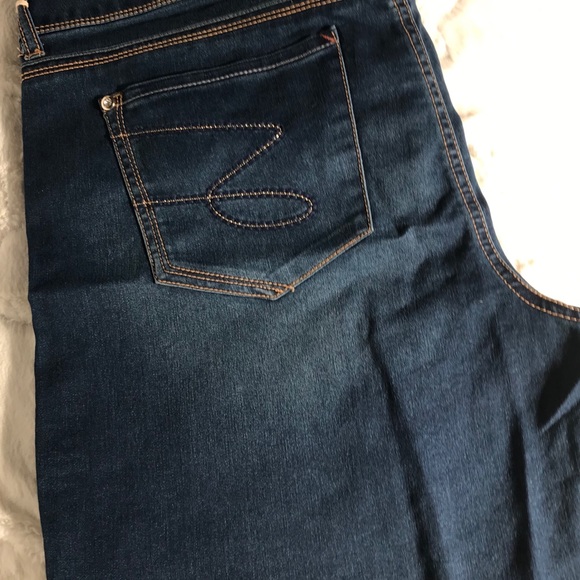 Seven7 Shorts - Picture 4 of 5